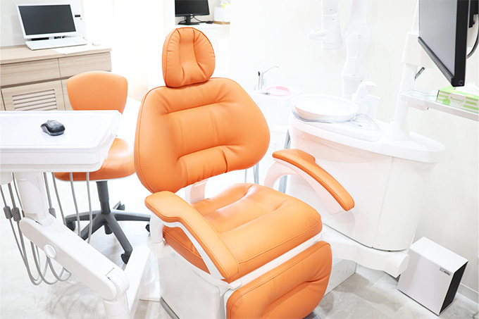 診療台ごとに壁で仕切られている半個室タイプの診療室です。プライバシーに配慮された空間ですので、周囲の視線を気にせずに治療を受けていただけます。