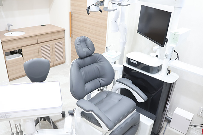 完全個室の診療室をご用意しています。外科的な歯科治療のための部屋ですが、親子やきょうだいと一緒に受診される際もご利用可能です。ご予約時にスタッフにお申し付けください。